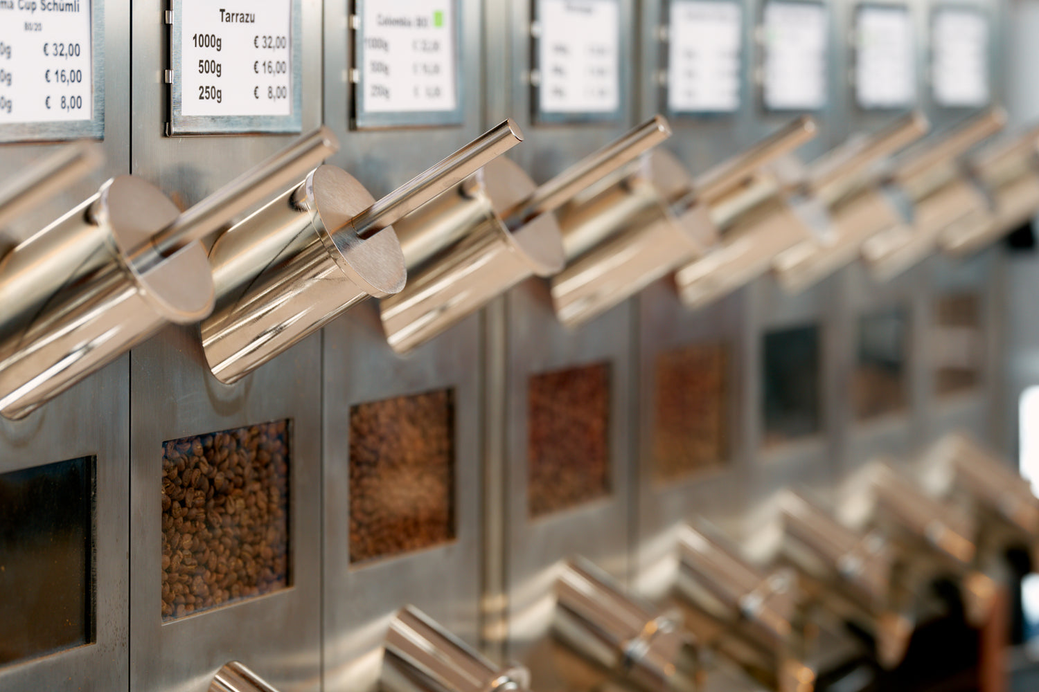 Edelstahlkaffeeschütten mit Bohnen in den Sichtfenstern
