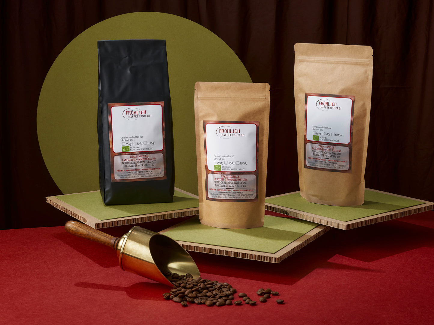 Kaffee-Einschweißbeutel in unterschiedlichen Größen mit messingfarbener Kaffeeschaufel und Kaffeebohnen