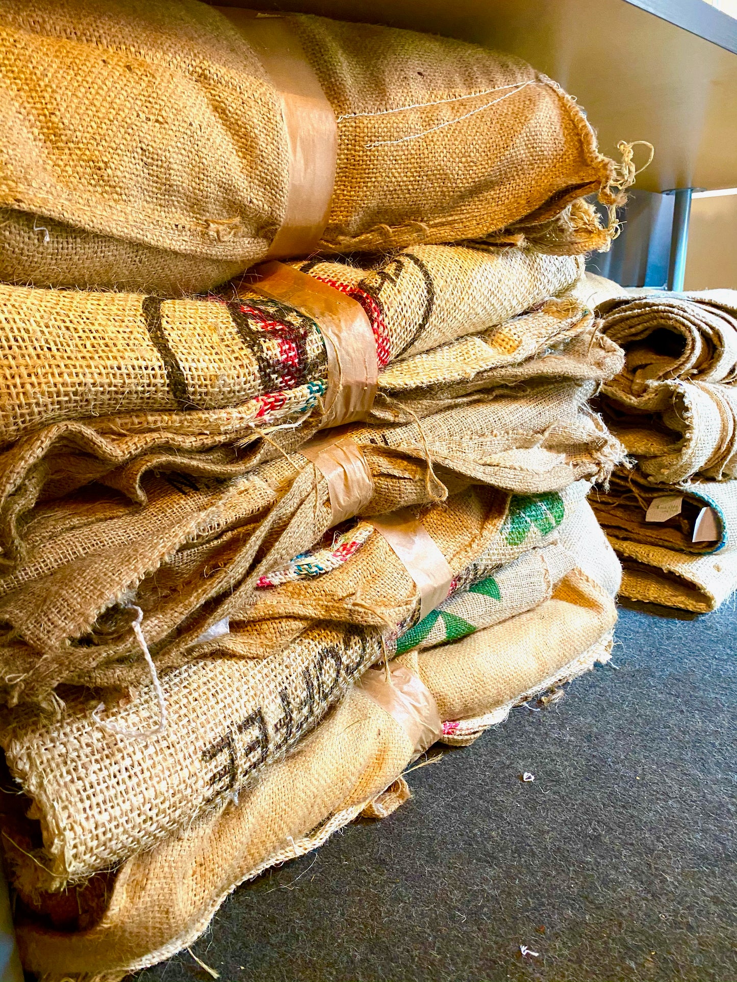 Ein großer Stapel vieler, gerollter Kaffeesäcke